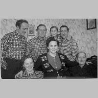 111-1473 Im Bild v.l. hinten Kurt, Erich, Harro u. Max.vorne Lina ,Gertrud Verlobte von Erich und Mutter Westermann.jpg